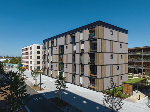 Das sogenannte „Flairwood“ im Fokus: Der Neubau fügt sich mit ganz eigener Note in die Umgebung ein.