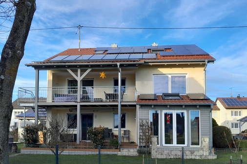  Dank neuer Heizungstechnik und PV-Stromerzeugung ist dieses – früher mit Öl beheizte – Mehrfamilienhaus nun zu einem Plusenergiehaus geworden.