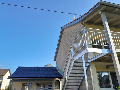  Seit dem Sommer 2023 liefert auch eine PV-Anlage auf dem Garagendach sauberen Strom. Seitdem übersteigt bei Familie Ruf die Einspeisung ins Netz den Strombezug vom Versorger um ein Vielfaches.