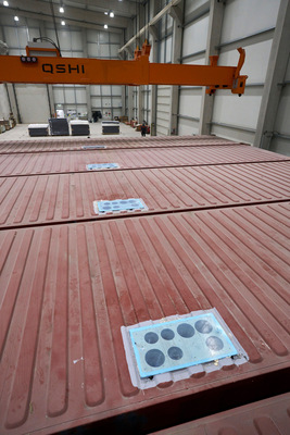  Die Container für das TIN INN Montabaur kurz vor ihrer „Abreise“ in der Montagehalle der Containerwerk eins GmbH: Die Abschottungselemente aus CLT-Holzplatten mit den vorbereiteten Kernbohrungen sind in die Decken der Container eingesetzt und für den Transport abgedichtet. 