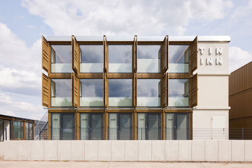  Auf erdige Farbtöne setzt das TIN INN in Montabaur. Jedes TIN INN ist auf Nachhaltigkeit ausgerichtet – von der bewussten Auswahl der Materialien über den Einsatz erneuerbarer Energien bis zum schonenden Umgang mit Ressourcen. Der Gast bestimmt, wie häufig sein Zimmer geputzt wird. Weniger ist mehr – weniger Wasser, weniger Energie, weniger Putzmittel. TIN INN Hotels beziehen TÜV-zertifizierten Grünstrom aus 100 % Wind- und Sonnenkraft.