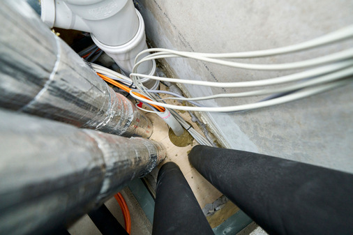  Gleich ein ganzes Bündel von Strom- und Datenkabeln wird mit einer „Conlit Bandage“ umwickelt und dann durch eine passende „Conlit 150 U Brandschutzschale“ geführt. Diese besteht aus Steinwolle, brennt nicht und verhindert zuverlässig, dass Feuer oder Rauch durch die Kernbohrung dringen.