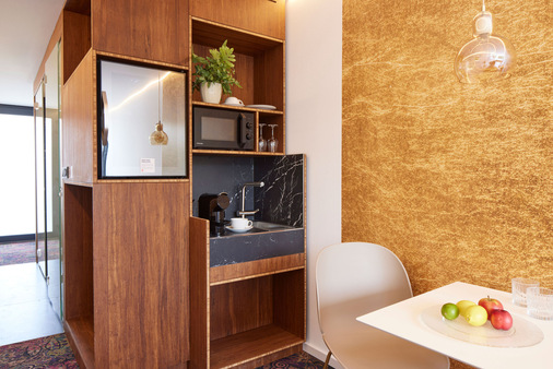  Gut gelöst: für Stauraum und Abstellflächen wird der Raum um den Strangschacht genutzt.