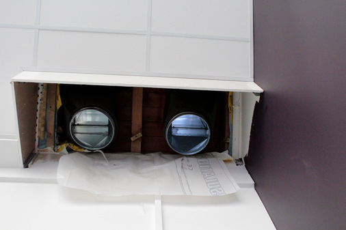  Die Anschlüsse für die Rohrverbindungen zum CGL 2 edu von Wolf sind an den schrägen Raumdecken mit einem Koffer in Trockenbauweise verkleidet.