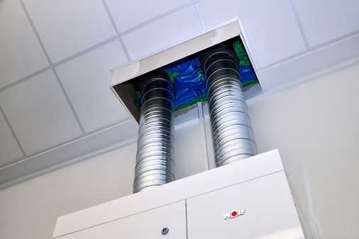  Die Verrohrung der Außen- und Fortluft verläuft in Sichtmontage. Sie wurde mit alukaschierter Mineralwolle gedämmt und im modernen Industrie-Design mit einer Blechmantelverkleidung ummantelt.