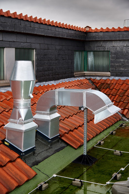 Die Mitarbeiter der Karsten Hein Luft- und Klimatechnik GmbH haben im Zuge der Sanierung die Kamine für die Außen- und Fortluft auf dem Dach installiert. - © Wolf
