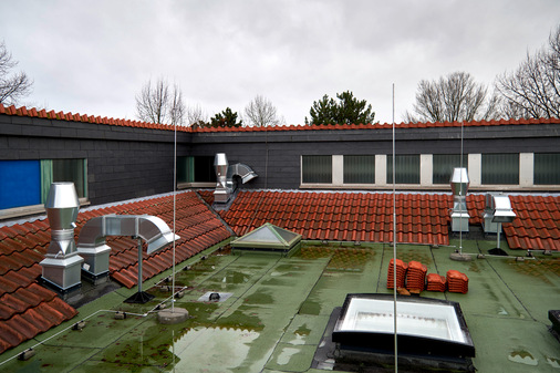  Die quadratischen Außen- und Fortluftkamine „verschwinden“ von der Straße aus betrachtet hinter den Dachgiebeln über den Klassenräumen.