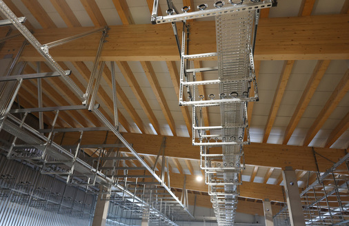  Werkseitig vorgefertigte Konstruktionselemente reduzierten Zeit- und Kostenaufwand bei der Montage der Tragekonstruktionen für die Medienleitungen der neuen Montagehalle der Firma August Weckermann. 