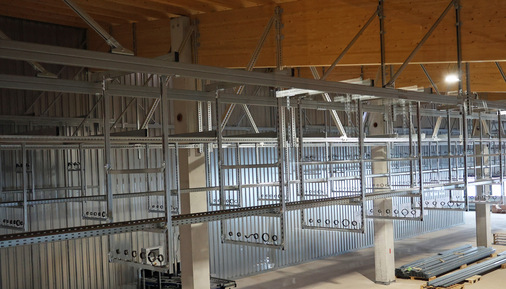  Der Service der Vormontage in Kombination mit dem modularen Aufbau der passenden Verbindungs- und Konstruktionselemente ermöglichte die schnelle und einfache Installation der Medienleitungen in der neuen Produktionsstätte der Firma August Weckermann. 