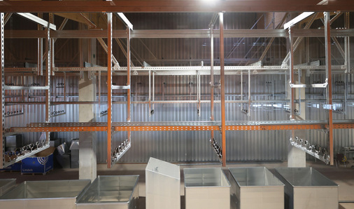  Der Service der Vormontage in Kombination mit dem modularen Aufbau der passenden Verbindungs- und Konstruktionselemente ermöglichte die schnelle und einfache Installation der Medienleitungen in der neuen Produktionsstätte der Firma August Weckermann. 