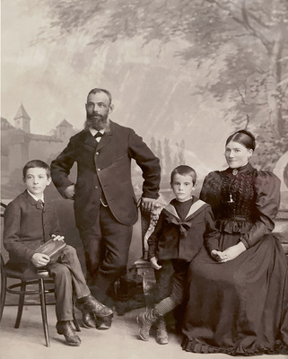  Foto der Gründerfamilie: Albert Gebert mit seiner Frau Josefina und den beiden Söhnen Albert Emil (links) und Leo, kurz nach 1892.