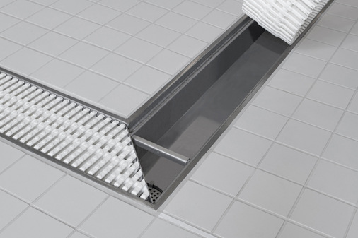 Hygiene-Kastenrinnen HF-S (für die Beckenumrandungen und Duschen) aus Werkstoff Edelstahl 1.4571 mit NKH-Profil sowie Rollroste (Kunststoff weiß) mit Rutschhemmung, Schlitzweite 8 mm, speziell für Barfußbereiche.