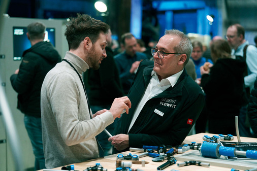  Die Besucher können sich an den Montagetischen ein eigenes Bild machen. Der persönliche Austausch steht dabei immer im Mittelpunkt.