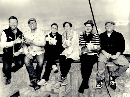  Eine Fotoaktion macht zusätzlich gute Laune: In einer Fotobox können sich die Teilnehmer auf einem Stahlträger sitzend, angelehnt an das berühmte Bild „Mittagspause auf einem Wolkenkratzer”, zusammen ablichten lassen.