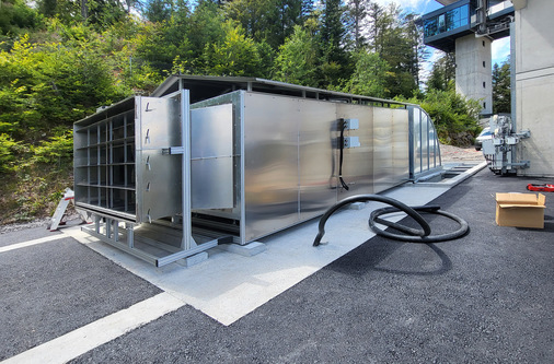  ... und im Anschluss verkleidet. Mit einer Luftleistung von bis zu 310 000 m³/h sind sie nun in der Lage, einen Luftstrom zu erzeugen, der die äußerst realitätsnahe Simulation eines Skisprungs ermöglicht.