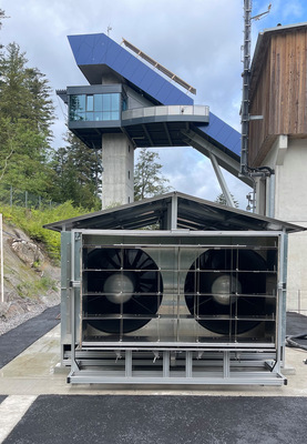  Für das Flugtraining positioniert sich der Sportler mithilfe einer speziellen Vorrichtung direkt vor der Ausblasfläche der Ventilatoreneinheit. Anschließend kann er das Erlernte unmittelbar an der benachbarten Sprungschanze in die Praxis umsetzen.