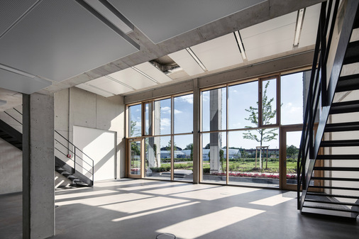  Offene Bürostrukturen und flexible Nutzungszeiten – der Factory Campus reagiert auf die individuellen Anforderungen der Nutzer, auch in puncto Sonnenschutz.