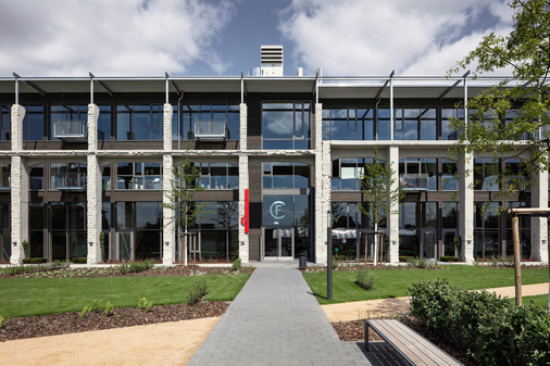  Prädestiniert für mittelgroße Objekte wie den Factory Campus – das Steuerungssystem Omnexo von Warema vereinfacht die Inbetriebnahme und bietet maximale Flexibilität bei der Bedienung des Sonnenschutzes.