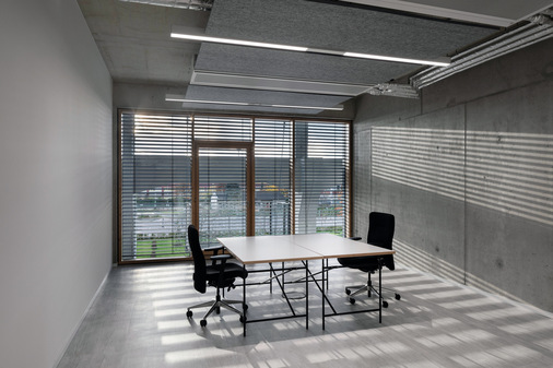  Optimale Lichtausbeute bei blendfreien Arbeitsbedingungen – Omnexo sorgt für einen kontinuierlich idealen Lamellenwinkel der Raffstoren.