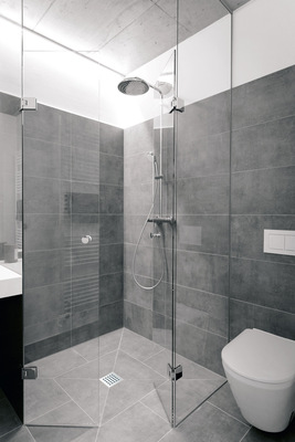  Blick in ein fertiges Badezimmer: Die Betätigungsplatte von Tecenow in Weiß fügt sich harmonisch in das hochwertige und dezente Design der Innenausstattung ein.