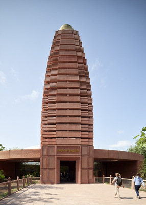 Leuchtturm für den Artenschutz: Die neue Nashorn-Pagode im Zoo Berlin mit seiner weltweit einmaligen Unterwasserglasscheibe. - © Stefan Falk
