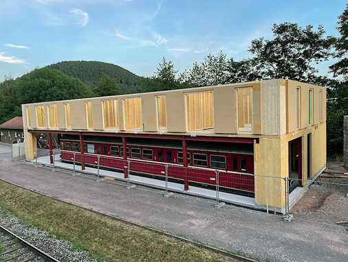  Ein Bild aus der Bauphase: Das vorherrschende Material ist Holz.