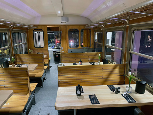  Im Oldtimerzug können die Gäste frühstücken.