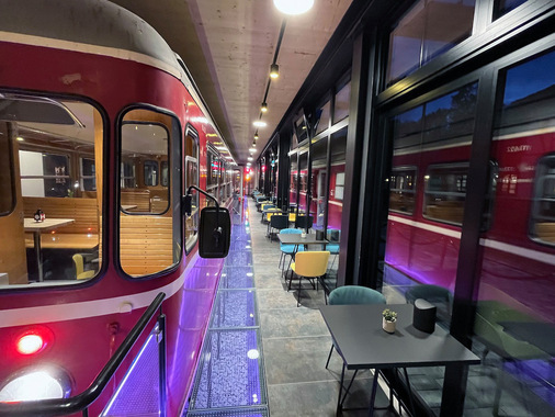  Im Hotelfoyer steht eine original Esslinger Eisenbahn.