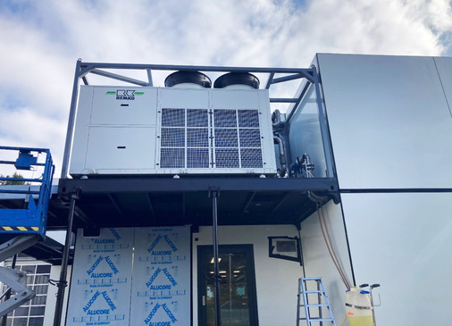  Der kompakte Kaltwassererzeuger KWP Eco mit 140 kW Kühlleistung passt exakt in das mobile System.
