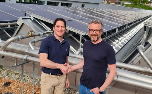 Fabian Pfister (Carrosserie Pfister AG, rechts) und Alex Bircher (soblue AG, links) bei der Übergabe der PVT-Anlage.