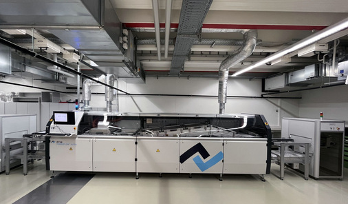 Durch die neue THT-Linie verringert sich der Flussmittelverbrauch der Wellenlötanlage um etwa 75 % und gleichzeitig verdoppelt sich die Durchlaufgeschwindigkeit der Lötrahmen auf 140 cm/min.