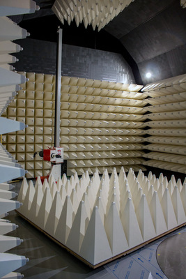 Das hochmoderne EMV-Labor prüft und bestätigt nicht nur die Konformität aller Produkte mit den europäischen Normen, sondern auch deren elektromagnetische Verträglichkeit und Unempfindlichkeit gegen elektromagnetische Einflüsse von außen.