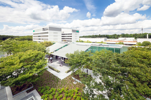 Eine große, begrünte Terrasse umschließt den sogenannten White Room auf dem Gebäudedach.