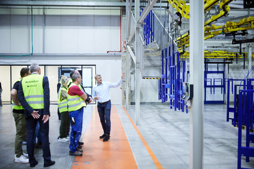 Am Eröffnungstag des neuen Geberit-Gebäudes am Standort Lichtenstein erhielten die Gäste bei der Werksführung unter anderem einen Einblick in die erweiterten Produktionsanlagen.