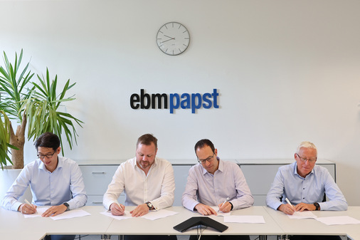 Son Nguyen (Co-Founder HYTING), Tim Hannig, Dr. Hannes Säubert und Hans-Joachim Klink (Vice President R&D Heating Technology bei ebm-papst) unterschreiben den gemeinsamen Vertrag zur Partnerschaft.