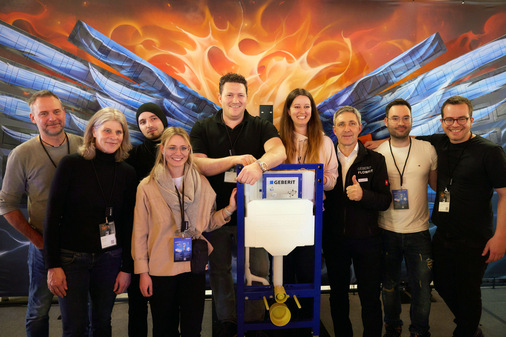 Ein Erinnerungsbild vor der Kunstinstallation Phönix mit Duofix Element von Geberit.