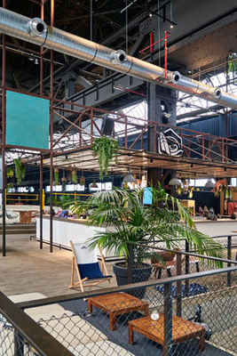 Weitwurfdüsen über beiden Beckenrändern drücken die witterungsabhängig temperierte Frischluft in Richtung Wasserbecken und erzeugen damit jeweils einen Frischluftschleier.