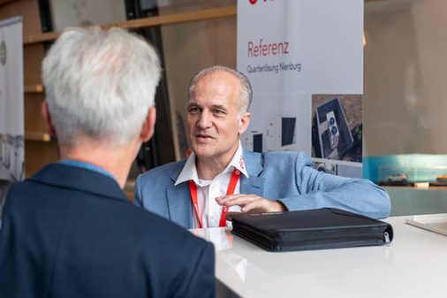 Im direkten Austausch mit Elco Expertinnen und Experten erhielten die Besucher praxisnahe Einblicke in neue Systemlösungen – persönlich, fachlich fundiert und auf Augenhöhe. - © Elco
