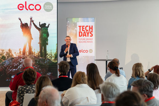 Rolf Meier, Elco Commercial, erläuterte beim Elco Tech Day praxisnah, wie Wärmepumpen effizient dimensioniert und Regelungszentralen zukunftssicher eingesetzt werden – für eine stabile Wärmeversorgung auch bei Lastspitzen und Netzabschaltungen. - © Elco