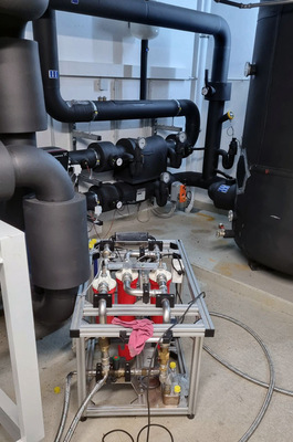 Dank permaLine konnte das Teilstromverfahren einfach in den Heizkreislauf des Klimaquartiers eingebunden werden, um das Anlagenwasser im laufenden Betrieb sicher nach den Vorgaben der VDI-Richtlinie 2035 aufzubereiten. Mit nur einem Gerät können dabei alle wesentlichen Schadensverursacher in Heizsystemen – Salze, Säuren und Sauerstoff – unschädlich gemacht werden.