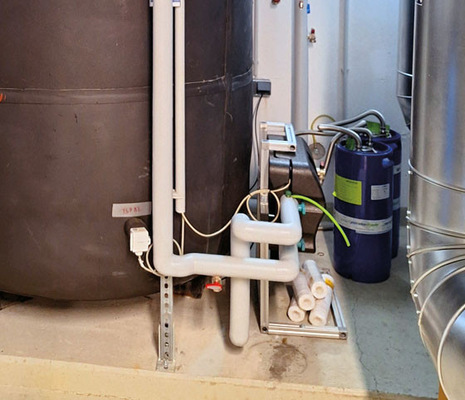 Um die Anlagenwasserqualität dauerhaft auf dem gewünschten Niveau halten zu können, wurde im Klimaquartier auch gleich ein permaLine integral-Gerät fest im Heizkreislauf installiert. Dieses überprüft regelmäßig die elektrische Leitfähigkeit des Anlagenwassers und leitet im Bedarfsfall automatisch eine Entsalzung ein.