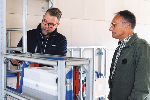 Im Gespräch: Tece-Fachreferent Robert Schilling (links) im Austausch mit TGA-Fachplaner Ralf Becker.