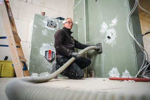 Mithilfe einer Förderturbine wird das Dämmgranulat durch die Schlauchleitung zum vorgesehenen Modul transportiert und dort eingeblasen.