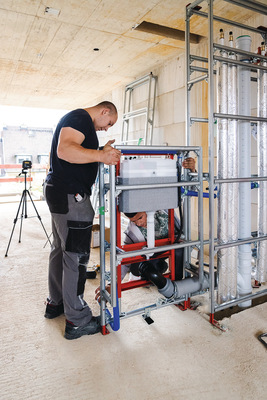 Montage der halbhohen Vorwand, an der später das WC befestigt wird.