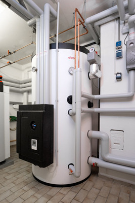 Mit der Wärmepumpe wurden auch das Puffersystem und die Anschlüsse getauscht.