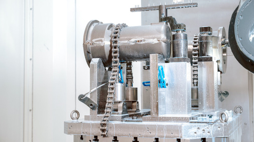 Hydraulische Spannvorrichtungen des neuen Bearbeitungszentrums: Auf den Vorrichtungen werden zwei Werkstücke hydraulisch gespannt und bearbeitet. Die parallele Zerspanung führt nochmals zu kürzeren Bearbeitungszeiten.