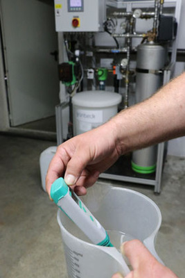 Ein Mitarbeiter von GSW Finningen prüft etwa alle vier Wochen den pH-Wert des Kreislaufwassers. Bei Bedarf gibt er über die in den Teilstromfilter varioliQ integrierte Dosiereinheit etwas Natronlauge hinzu, sodass der ideale pH-Wert von etwa 9,5 stets gewährleistet ist.