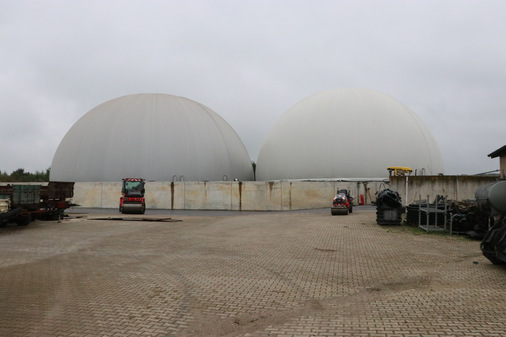 Die Biogasanlage von GSW Finningen läuft permanent. Das so erzeugte Biogas speichert das Unternehmen in zwei großen Speichern und führt es den Blockheizkraftwerken zur Stromerzeugung zu, wenn dieser benötigt wird.