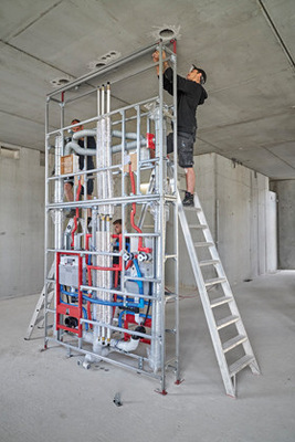 Die Installationswände werden schallentkoppelt an Boden und Decke fixiert.