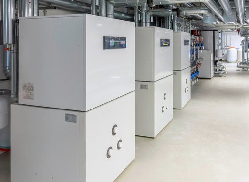 Das Hybridsystem in der Energiezentrale des Neubaus.